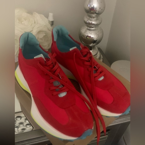 Womens Steve Madden sneaker - Picture 5 of 9